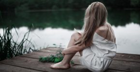 Хороших, добрых, чаще предают...